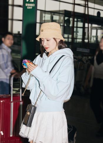 高清中国内地影视湖北省襄阳女演员袁姗姗时尚养眼写真桌面壁纸第0张