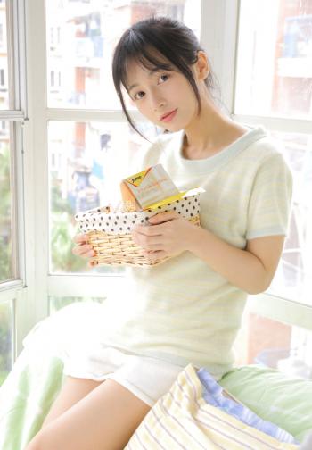 超像林志玲的美丽校花 甜美校服装写真第3张
