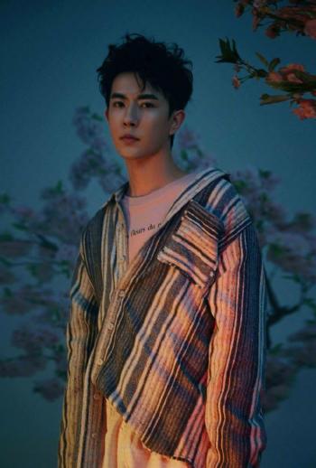 高清新疆乌鲁木齐男明星于朦胧复古造型杂志写真图片第0张