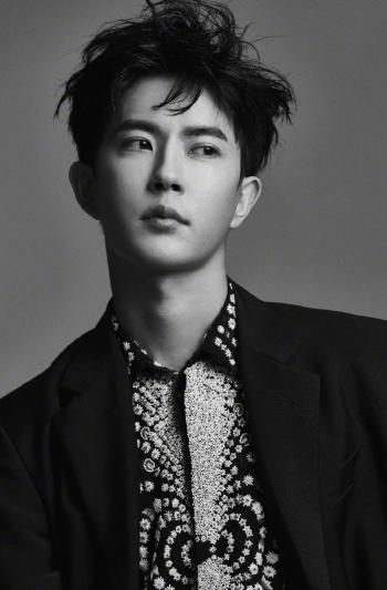 高清新疆乌鲁木齐男明星于朦胧复古造型杂志写真图片第2张