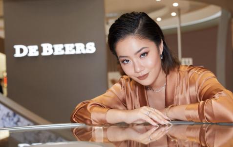 高清上海美女王菊亮红皮衣撩人写真图片第0张