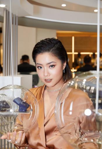 高清上海美女王菊亮红皮衣撩人写真图片第4张