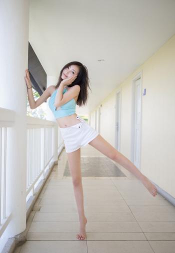 短发美女性感露脐装私房写真图片第1张