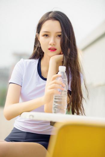 运动装美女图片 _ 第(4)张