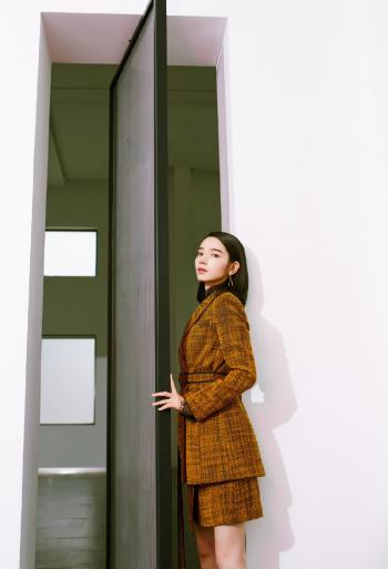 中国内地影视新疆乌鲁木齐女演员代斯复古时髦秋日写真图片第0张