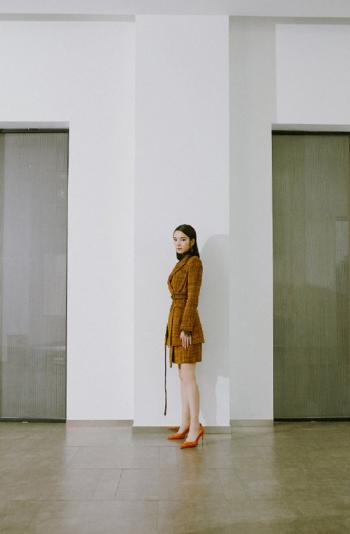 中国内地影视新疆乌鲁木齐女演员代斯复古时髦秋日写真图片第3张