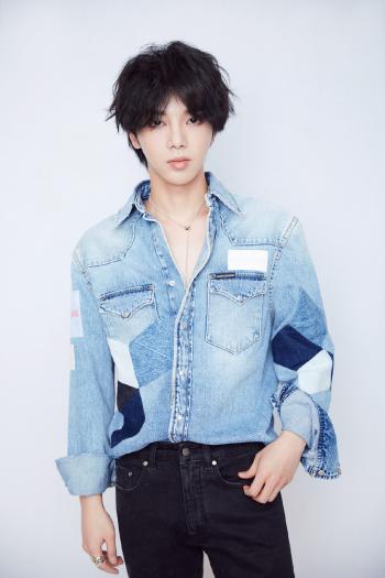华晨宇红衣少年光影写真图片第4张