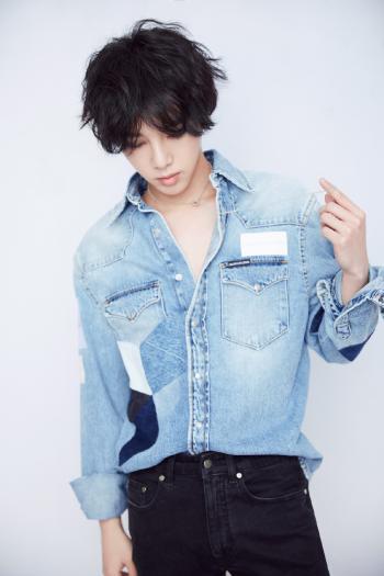 华晨宇红衣少年光影写真图片第5张