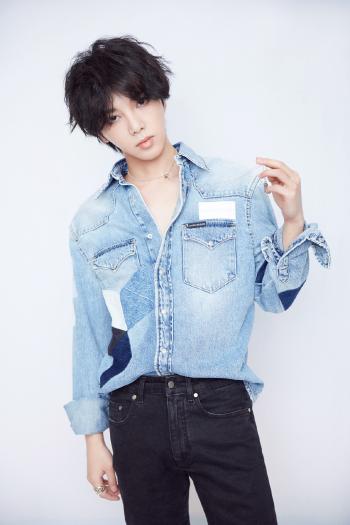 华晨宇红衣少年光影写真图片第6张