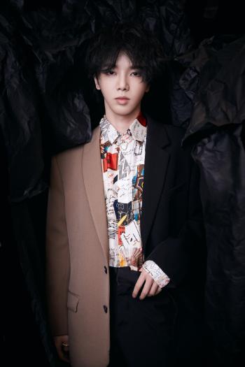 华晨宇清新运动装杂志写真图片第4张