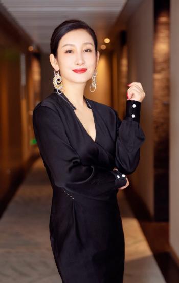 高清中国辽宁省营口女演员秦海璐优雅大气活动照图片第1张
