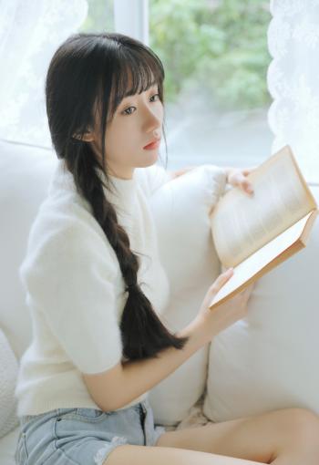 新疆乌鲁木齐美女演员迪丽热巴性感抹胸裙写真桌面壁纸第2张