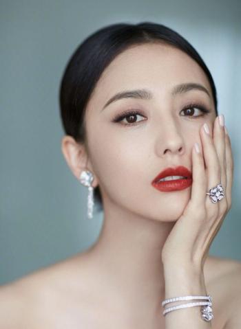 高清中国内地新疆伊犁影视女演员佟丽娅超A背头高清桌面壁纸第0张
