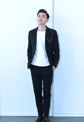 中国内地影视男演员孔垂楠红色西服帅气生日会图片第3张
