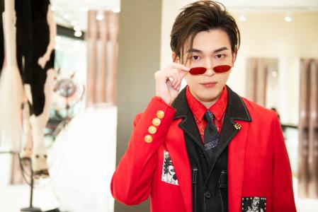 中国内地影视男演员孔垂楠红色西服帅气生日会图片第3张