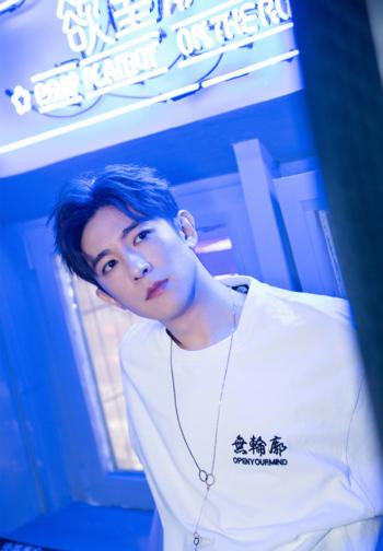 中国内地男演员季肖冰清爽帅气时尚写真图片第3张