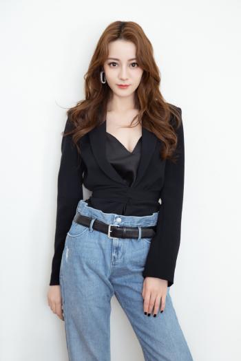 新疆乌鲁木齐美女演员迪丽热巴性感迷人写真桌面壁纸第0张