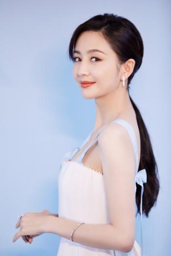 高清中国内地新疆伊犁影视女演员佟丽娅性感妩媚写真图片第1张