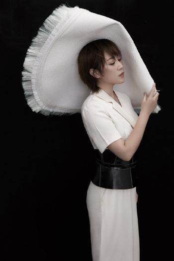 高清辽宁省丹东市宽甸满族自治美女马丽红色高叉长裙性感写真图片第3张