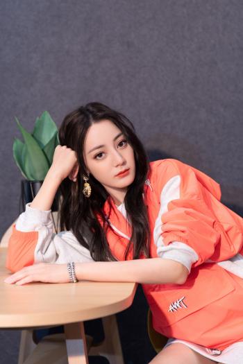 新疆乌鲁木齐美女演员迪丽热巴性感抹胸裙写真桌面壁纸第0张