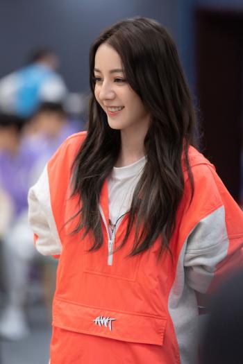 新疆乌鲁木齐美女演员迪丽热巴性感抹胸裙写真桌面壁纸第2张