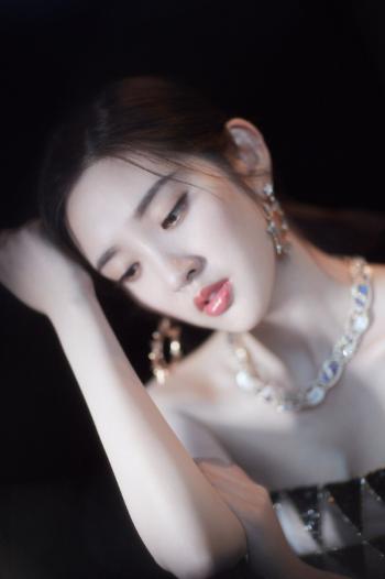 高清中国内地四川女演员唐艺昕上海电影节优雅写真图片第1张