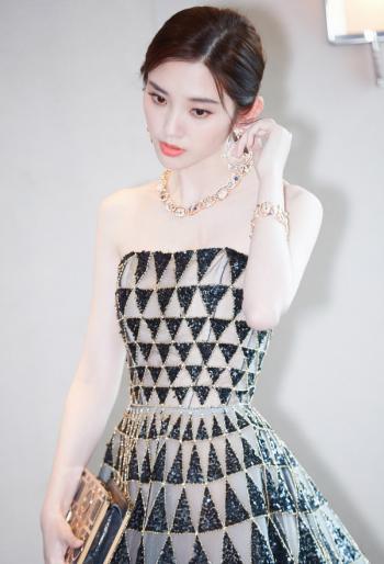 高清中国内地四川女演员唐艺昕上海电影节优雅写真图片第0张