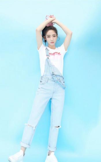 高清中国内地北京朝阳女演员邢菲妩媚动人写真桌面壁纸第1张