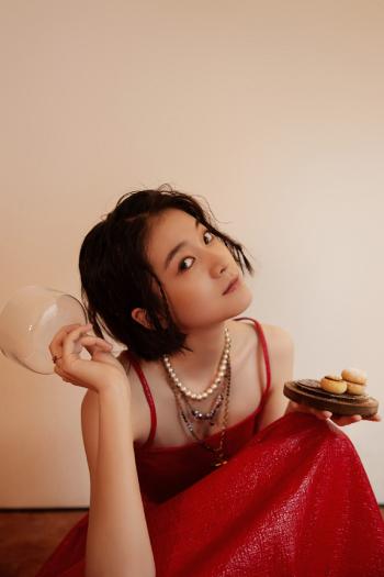 中国内地浙江省义乌女演员张雪迎时尚个性写真图片第2张