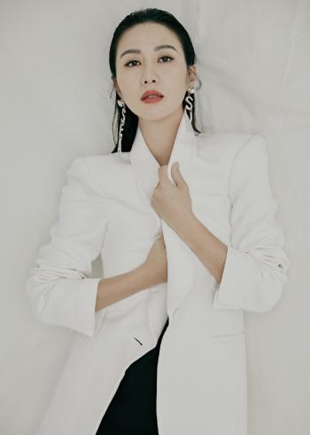 浙江杭州女演员性感俏皮叶璇携爱犬出镜世界杯写真图片第2张