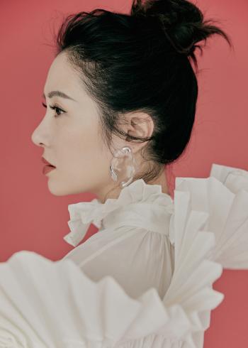 浙江杭州女演员性感俏皮叶璇携爱犬出镜世界杯写真图片第3张