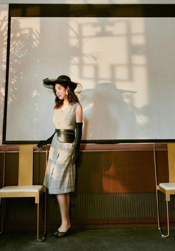 浙江杭州女演员性感俏皮叶璇携爱犬出镜世界杯写真图片第3张