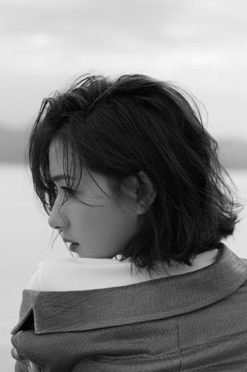 万茜OL装扮干练性感杂志写真图片第0张