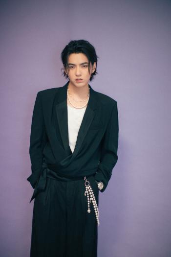 高清广州男明星吴亦凡黑色西服帅气图片第0张