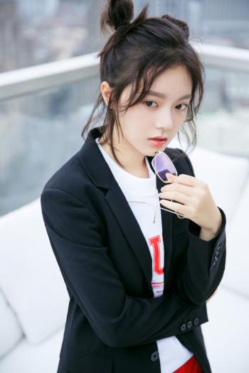 高清中国内地辽宁省沈阳女演员赵今麦酷美西装写真图片第0张