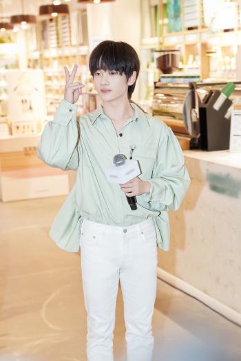 高清大陆男明星周震南演唱会帅气图片第2张