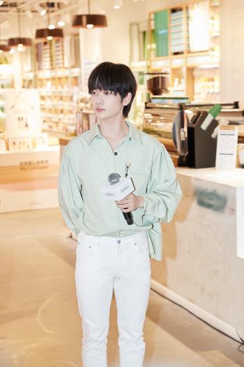 高清大陆男明星周震南演唱会帅气图片第3张
