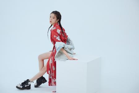 高清张可盈露肩裙性感写真图片第4张