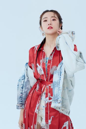 高清张可盈露肩裙性感写真图片第6张
