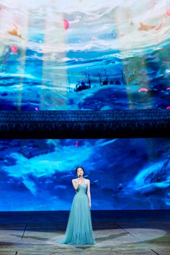 中国内地浙江省义乌女演员张雪迎时尚个性写真图片第2张