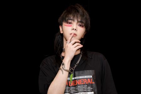 华晨宇清新运动装杂志写真图片第0张
