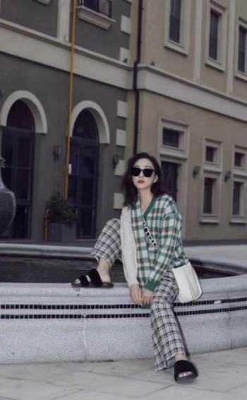高清中国内地辽宁省沈阳女演员杜若溪时尚街拍图片桌面壁纸第2张