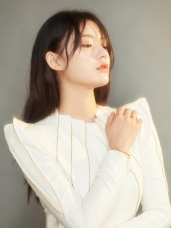 中国内地浙江省湖州影视女演员清纯美女林允允床上大胆吃棒棒糖喷血姿势诱惑写真私房照第1张