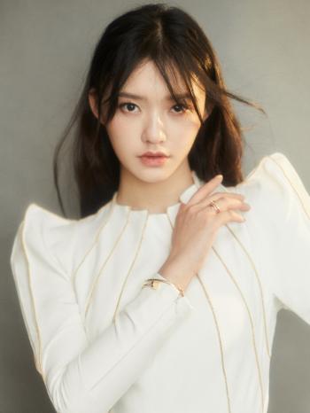 中国内地浙江省湖州影视女演员清纯美女林允允床上大胆吃棒棒糖喷血姿势诱惑写真私房照第3张