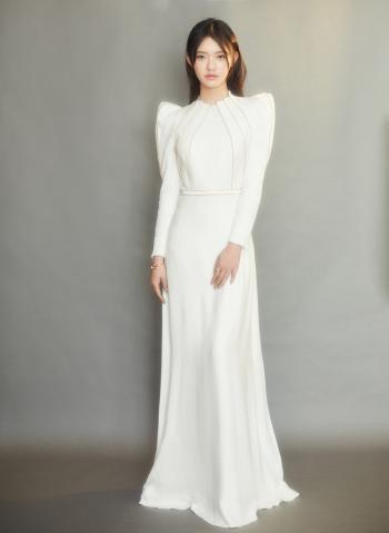 中国内地浙江省湖州影视女演员清纯美女林允允床上大胆吃棒棒糖喷血姿势诱惑写真私房照第2张