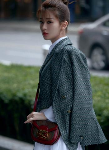 高清中国内地黑龙江省哈尔滨女演员乔欣甜美养眼写真图片桌面壁纸第1张