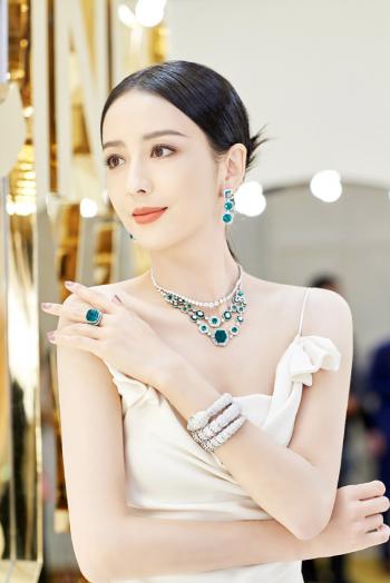 高清中国内地新疆伊犁影视女演员佟丽娅优雅性感活动写真图片第2张