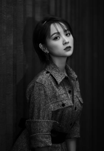 邓莎吊带白裙灵动俏皮写真图片  邓莎图片第0张
