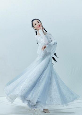 高清中国内地新疆伊犁影视女演员佟丽娅民族风造型写真图片第2张