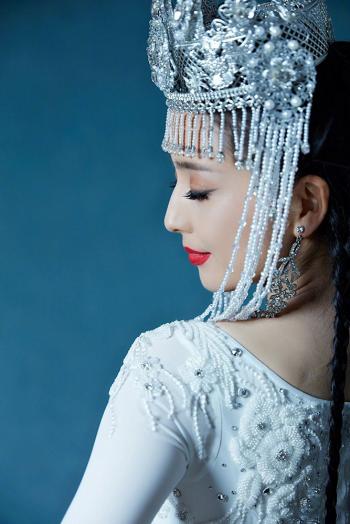 高清中国内地新疆伊犁影视女演员佟丽娅民族风造型写真图片第0张